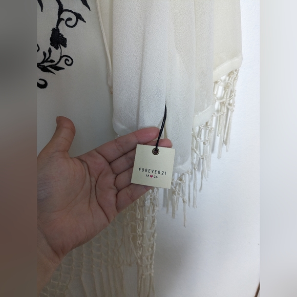 White Beach Boho Shawl, fringed bottom, oversized Size Medium NWT- F21 🌸🍃 - Picture 3 of 5